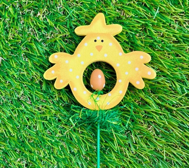 Holzpicker-Huhn mit ihrem Ei-gelb2-Ostern